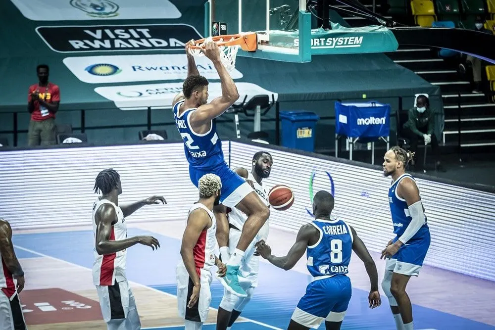 La vidéo: Edy Tavares éclate un panneau à l’Afrobasket