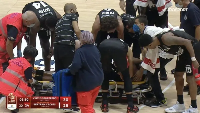 Italie : Ekpe Udoh (Virtus Bologne) glisse sur un autocollant et se blesse gravement