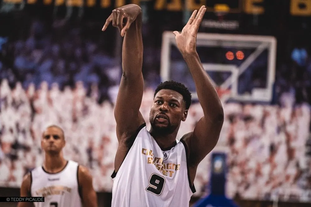 Strasbourg : Junior Mbida pigiste médical de Ike Udanoh