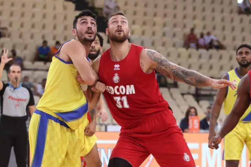 Le pivot de Monaco, Donatas Motiejūnas, réalise un double double en 19 minutes face à Peristeri