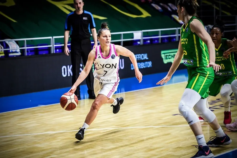 Pauline Lithard (Saint-Amand), Johanne Gomis (Villeneuve d’Ascq) et Ingrid Tanqueray (Lyon) à cœurs ouverts (1)