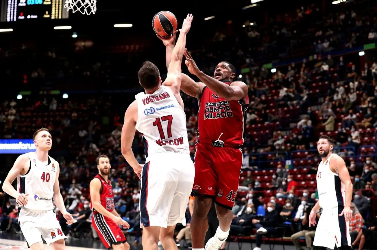 Euroleague : Kyle Hines (Milan) reçoit le trophée de Meilleur Défenseur