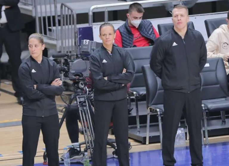 Pour la première fois de l’histoire, deux femmes ont arbitré un match d’Eurocup masculine ensemble