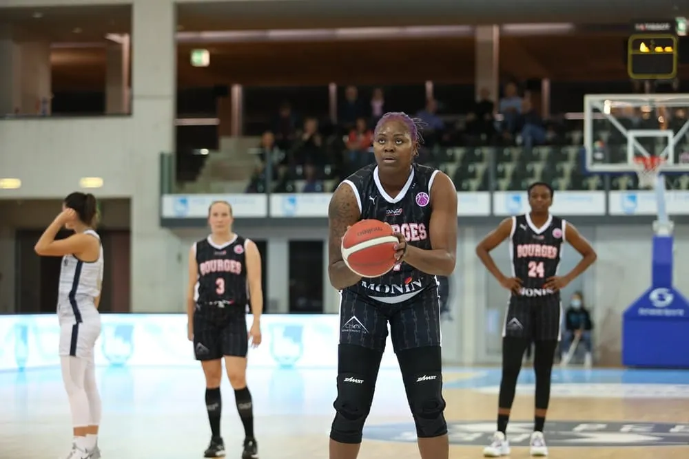 Isabelle Yacoubou (Bourges) vers un retour à Tarbes la saison prochaine