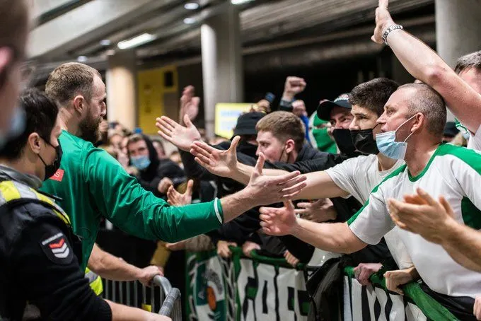Vidéo : La formidable réaction des supporters du Zalgiris Kaunas