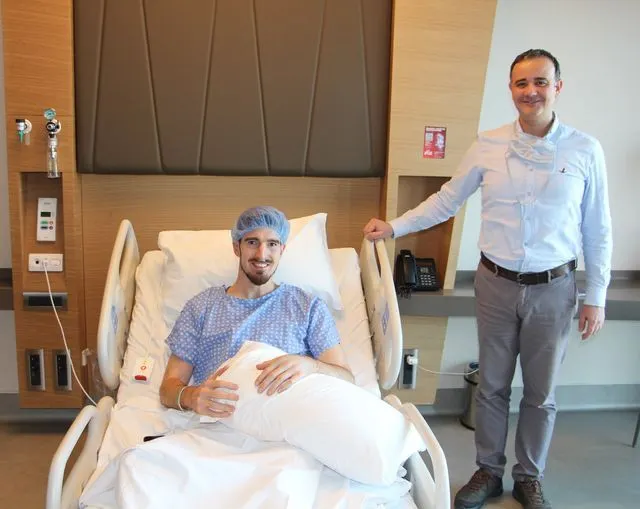 La photo : Opéré de la main, Nando De Colo conserve le sourire