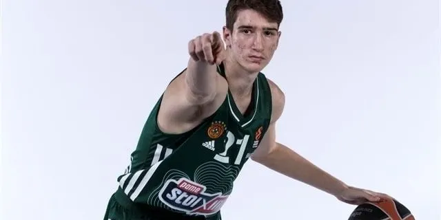 Le Grec Neoklis Avdalas est devenu le plus jeune joueur à marquer un panier en Euroleague