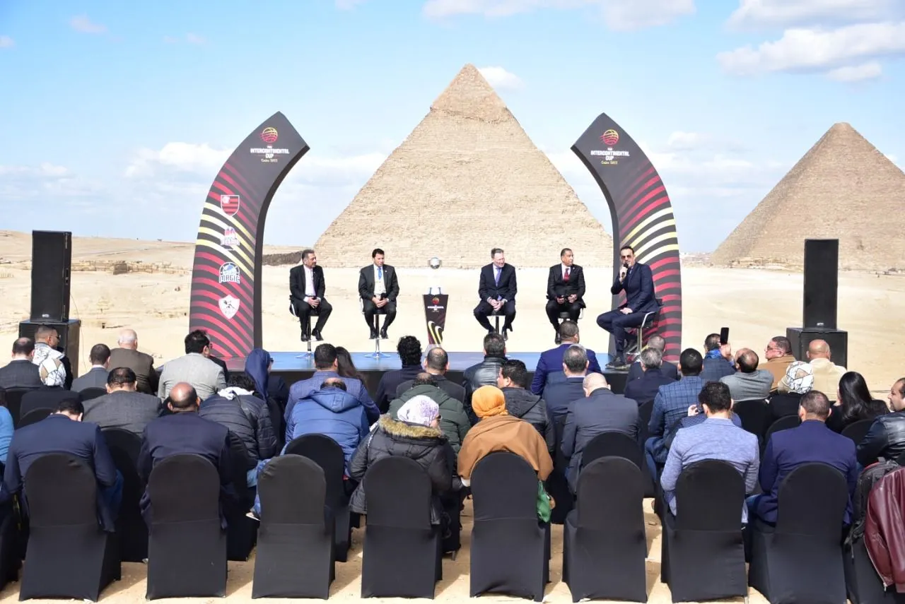 La photo : Le tirage au sort de la Coupe intercontinentale devant les pyramides de Gizeh