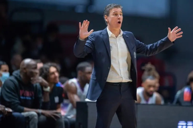 Jean-Christophe Prat, coach de Paris : « Il y a trois coups de sifflets qui sortent du cosmos »