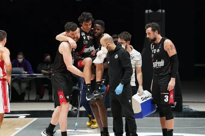 La glissade de Milos Teodosic : Faut-il interdire les autocollants sur les parquets ?