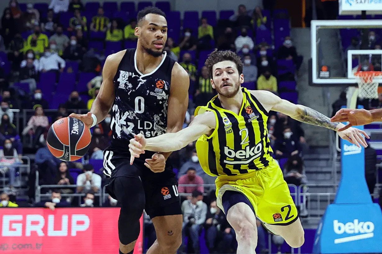 Euroleague : l’ASVEL s’éloigne un peu plus des playoffs après sa défaite face à Fenerbahçe