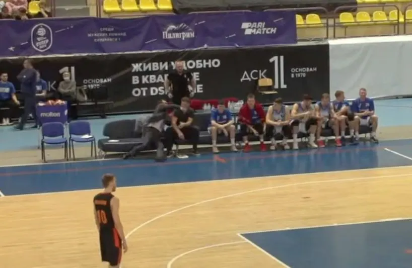 Vidéo : En Russie, quand l’assistant veut frapper le coach en plein match !
