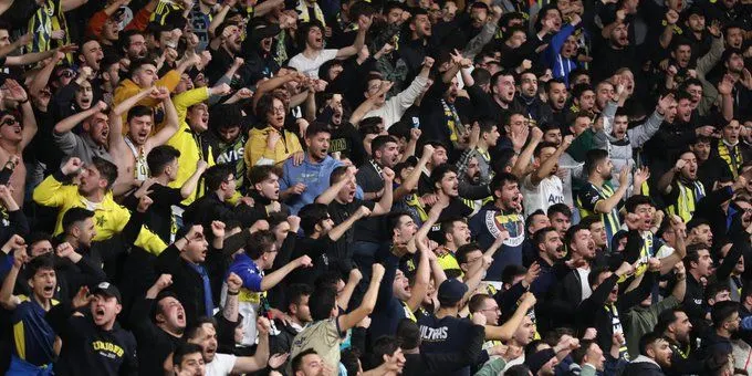 Turquie : Le match Fenerbahçe-Galatasaray interrompu suite à une ambiance explosive