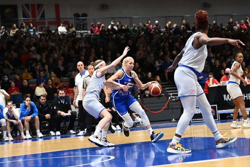 Grèce – Evina Stamati : « Les salaires sont maigres comparés à ceux des hommes… »