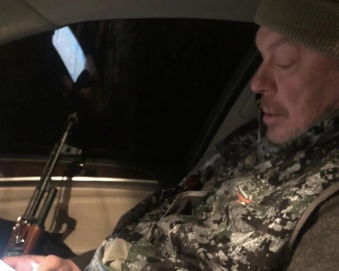 Champion olympique en 1988 avec l’URSS, Oleksandr Volkov apparaît armé pour défendre l’Ukraine