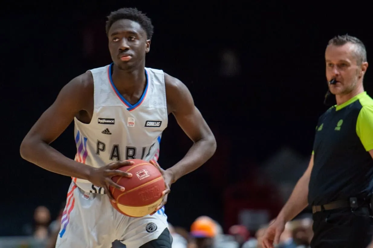 Mohamed Diawara signe son premier contrat pro au Paris Basketball