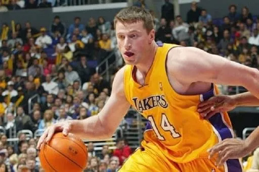 L’ancien international ukrainien Stanislav Medvedenko patrouille dans les rues de Kiev