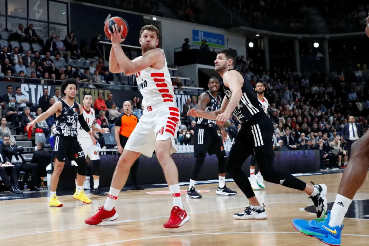 Vidéo : le double-double de Sasha Vezenkov (Olympiakos) contre l’ASVEL, MVP de la journée d’Euroleague