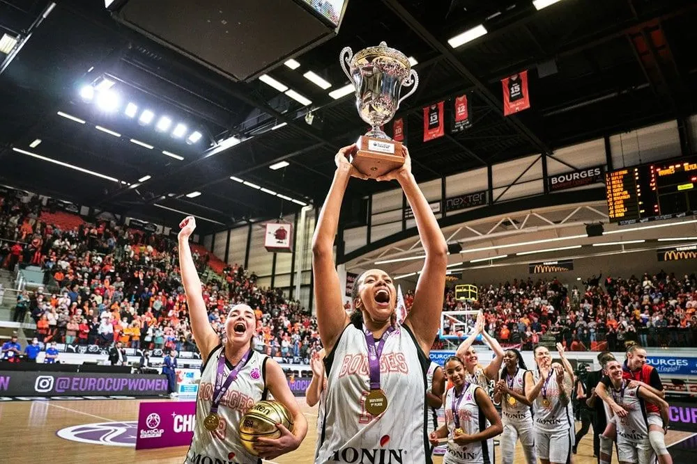 « Des filles en or », le reportage sur la saison du Tango Bourges Basket
