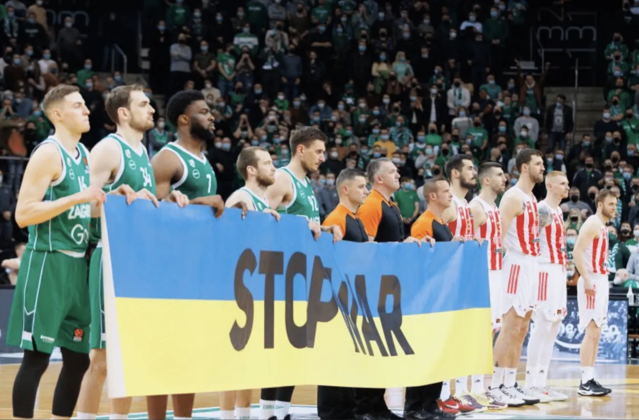 Les joueurs de l’Étoile Rouge de Belgrade ont refusé de tenir une bannière avec le message « Stop the War »