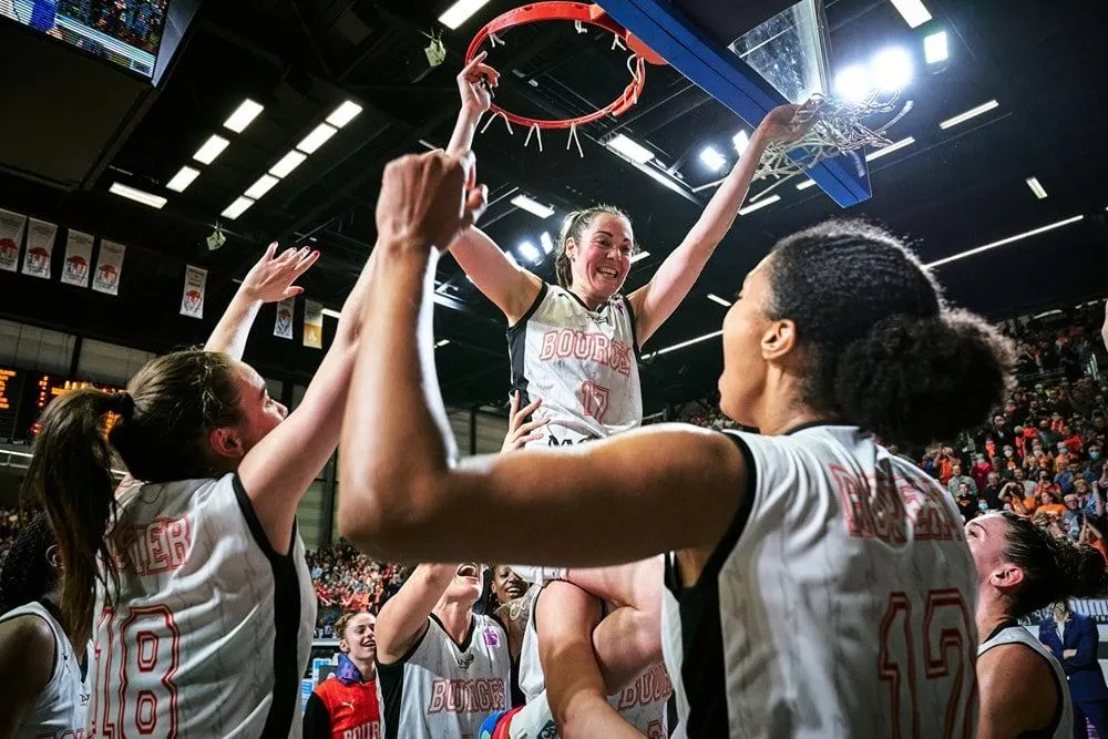 Bourges remporte l’Eurocup, son sixième titre européen, en écrasant Venise en finale !