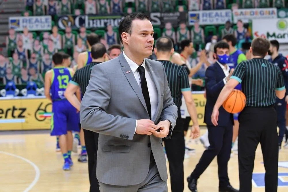 Italie : Épinglé pour son comportement jugé inacceptable, l’entraîneur de Varèse prend la porte