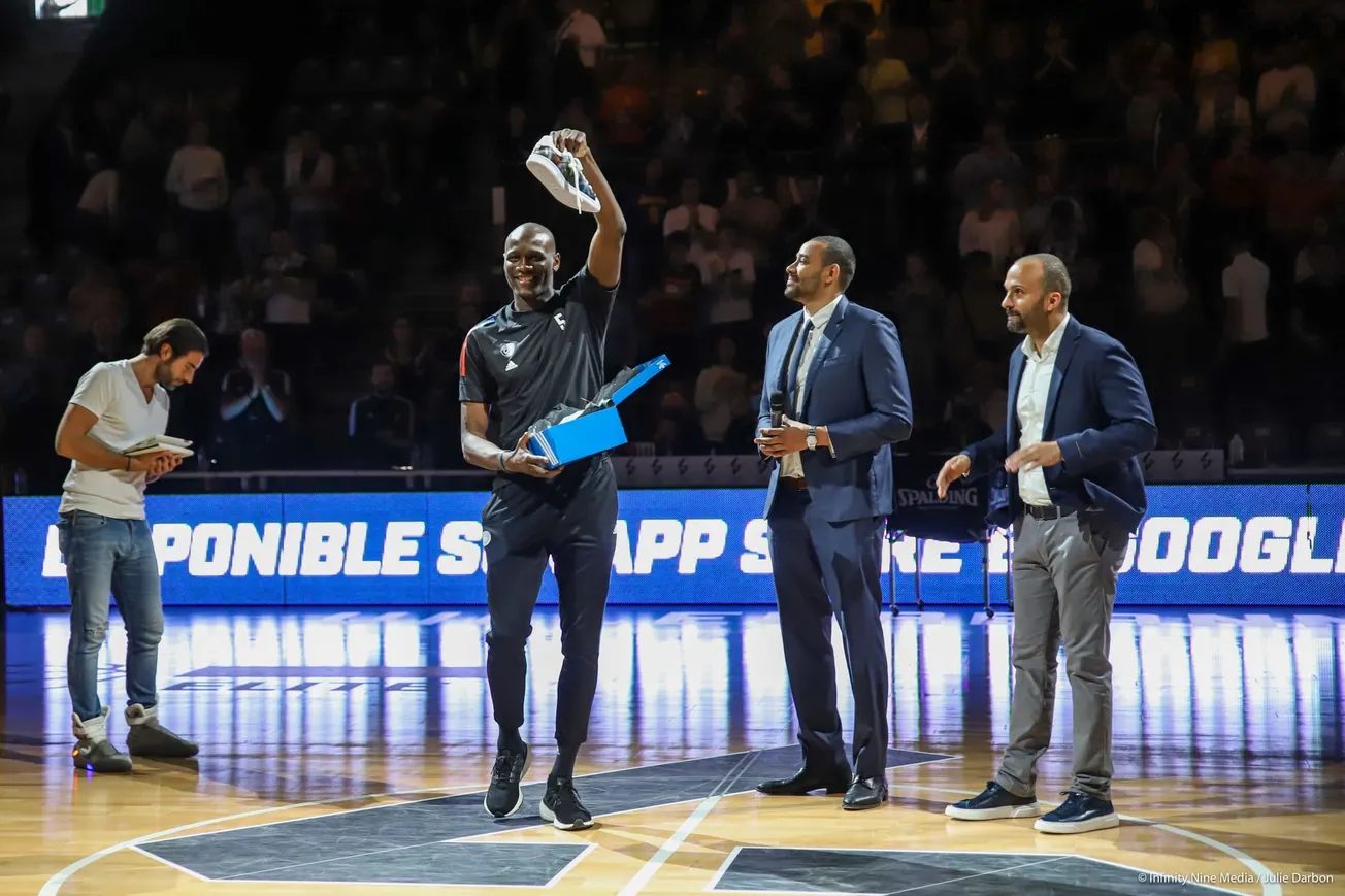 L’ASVEL rend un vibrant hommage à Amara Sy et va retirer son maillot !