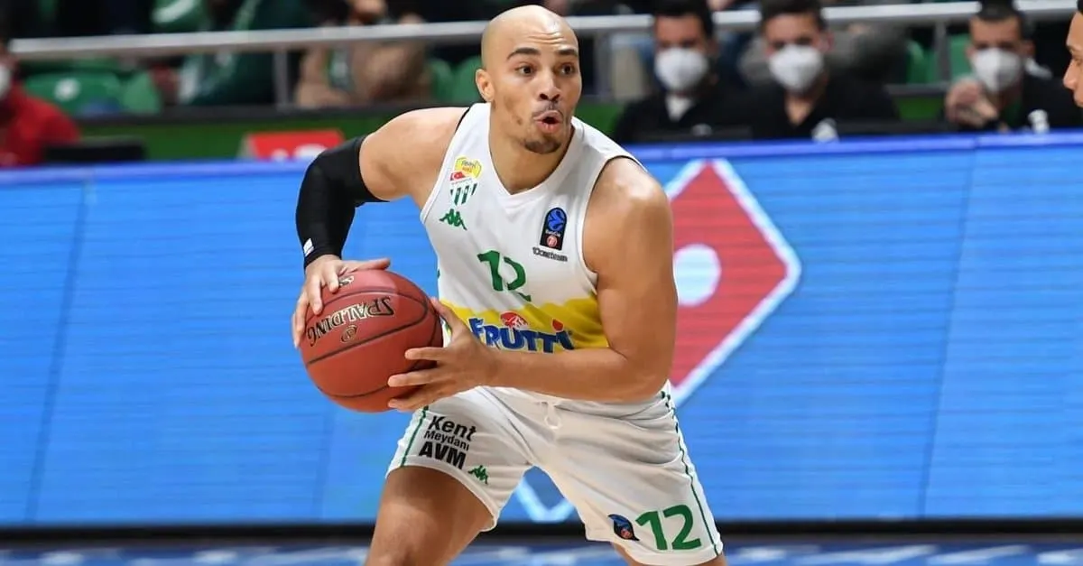 Vidéo : En Turquie, Andrew Andrews marque 8 points en une seule attaque !