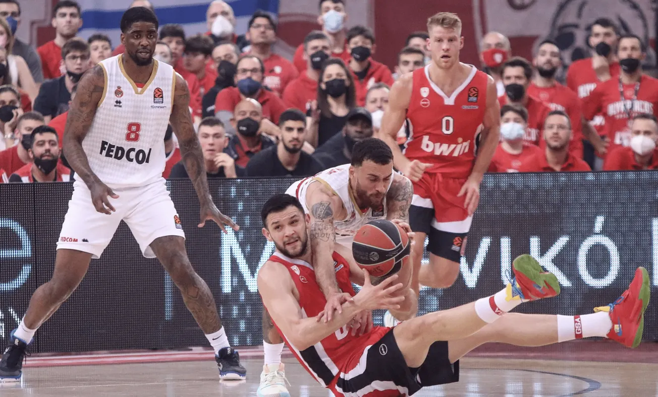 Vidéo : le contre monstrueux de Kostas Papanikolaou domine le Top 5 des actions des matchs 5 de l’Euroleague