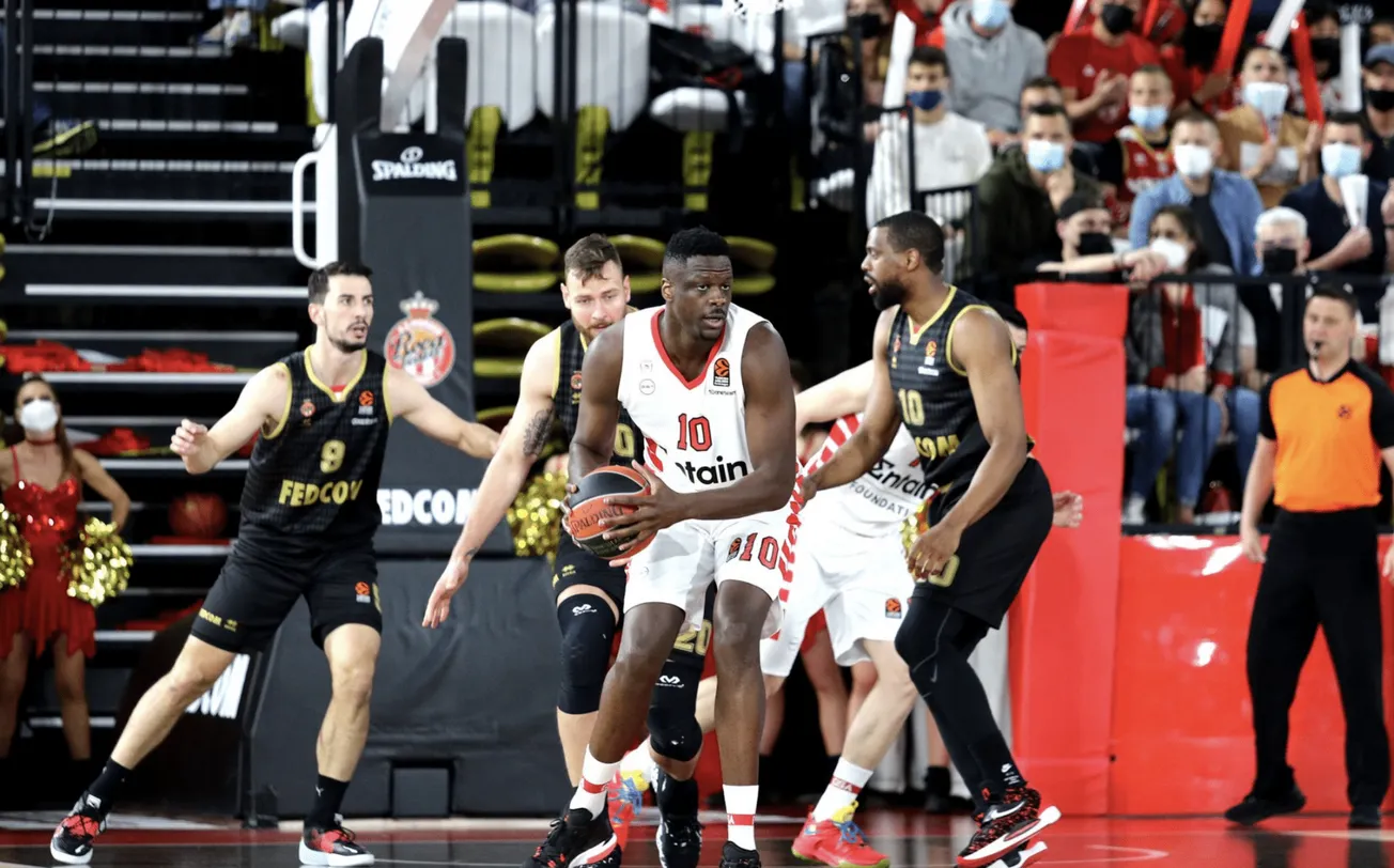 Moustapha Fall (Olympiakos) : « Je n’ai jamais été dans un club avec autant de passion, c’est unique ! »
