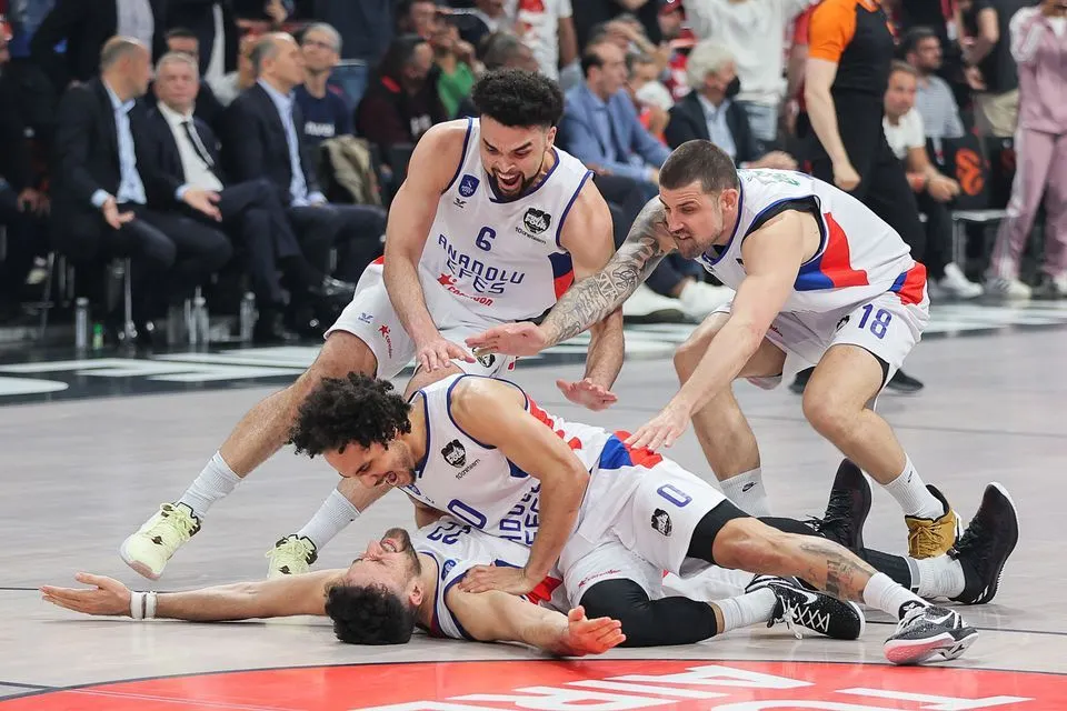 Vasilije Micic envoie l’Anadolu Efes en finale d’Euroleague au buzzer !