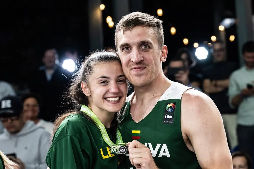 Vidéo : Quand un joueur lituanien de 3×3 fait sa demande en mariage au moment de la remise des médailles