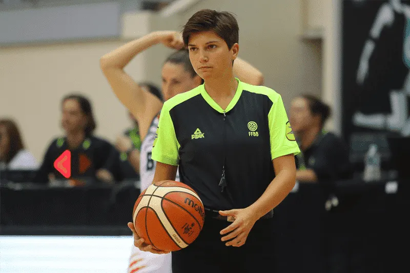 Marion Ortis est la première femme à arbitrer une finale de première division masculine en… 101 ans !