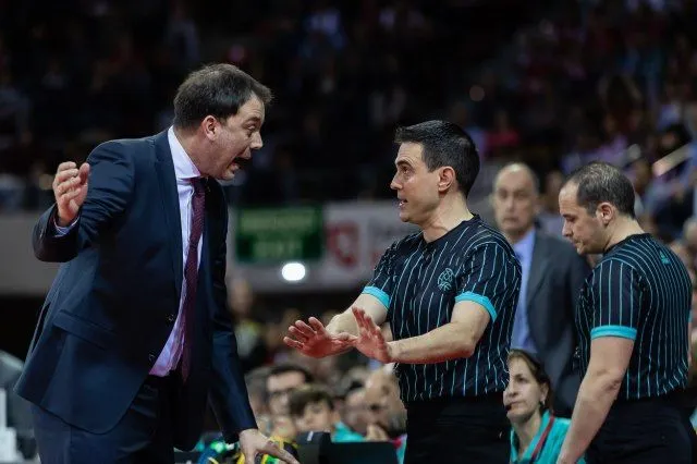 Vidéo : Très énervé, le coach de Lietkabelis bouscule son collègue de Rytas lors de la finale lituanienne