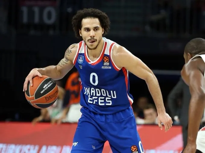 Turquie : Shane Larkin marque 37 points et Anadolu Efes contraint le Fenerbahçe à un Match 4