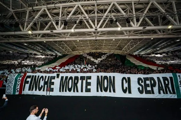 Vidéo : Les chants et la chorégraphie des tifosi de la Virtus Bologne