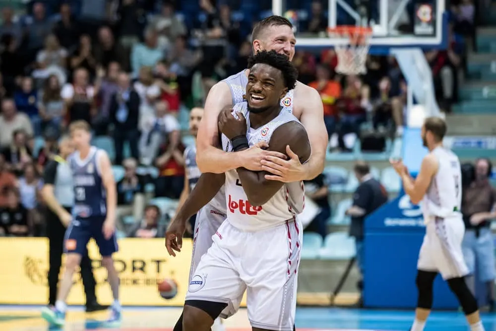 Vidéo : Quand un moulin à vent raté se transforme en panier de l’année