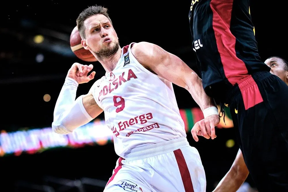 Le Polonais Mateusz Ponitka dans le viseur de la Virtus Bologne et Vitoria