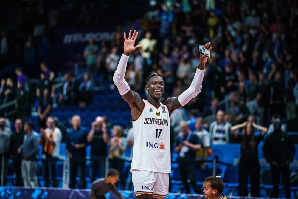 Dennis Schröder voulait la carte de crédit de son coach pour fêter la victoire de l’Allemagne sur la Grèce