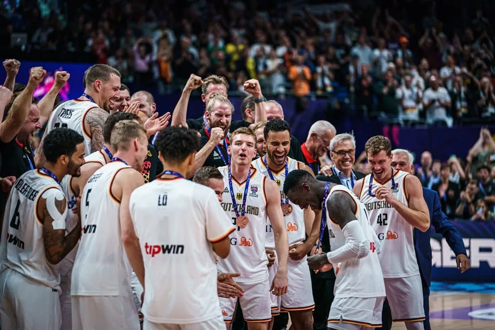 Dennis Schröder, médaillé de bronze avec l’Allemagne : « Il y a du caractère dans cette équipe »