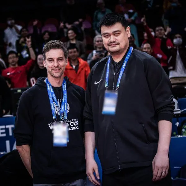 La photo : Que Pau Gasol paraît bien petit…