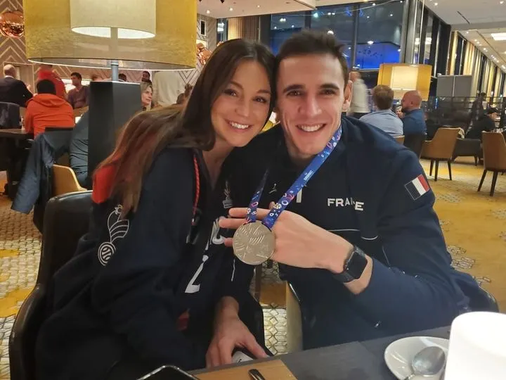 La photo : Terry Tarpey, sa femme et sa médaille