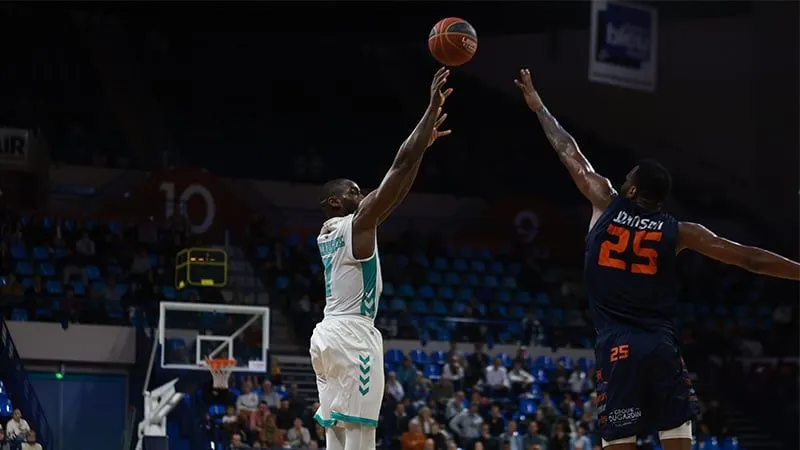 Giovan Oniangue (Pau) : « Je joue beaucoup, mais c’est à moi de prendre soin de mon corps »
