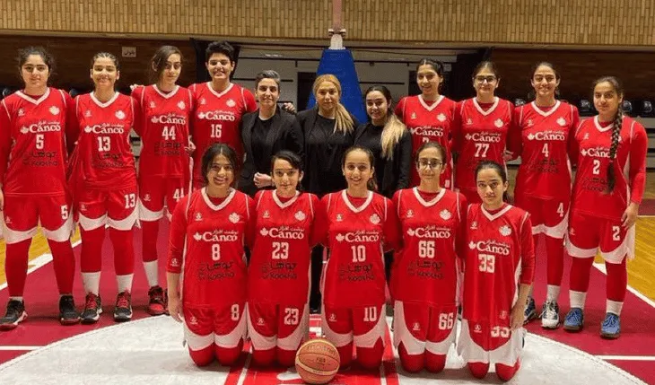 Des basketteuses iraniennes posent sans leurs hijabs