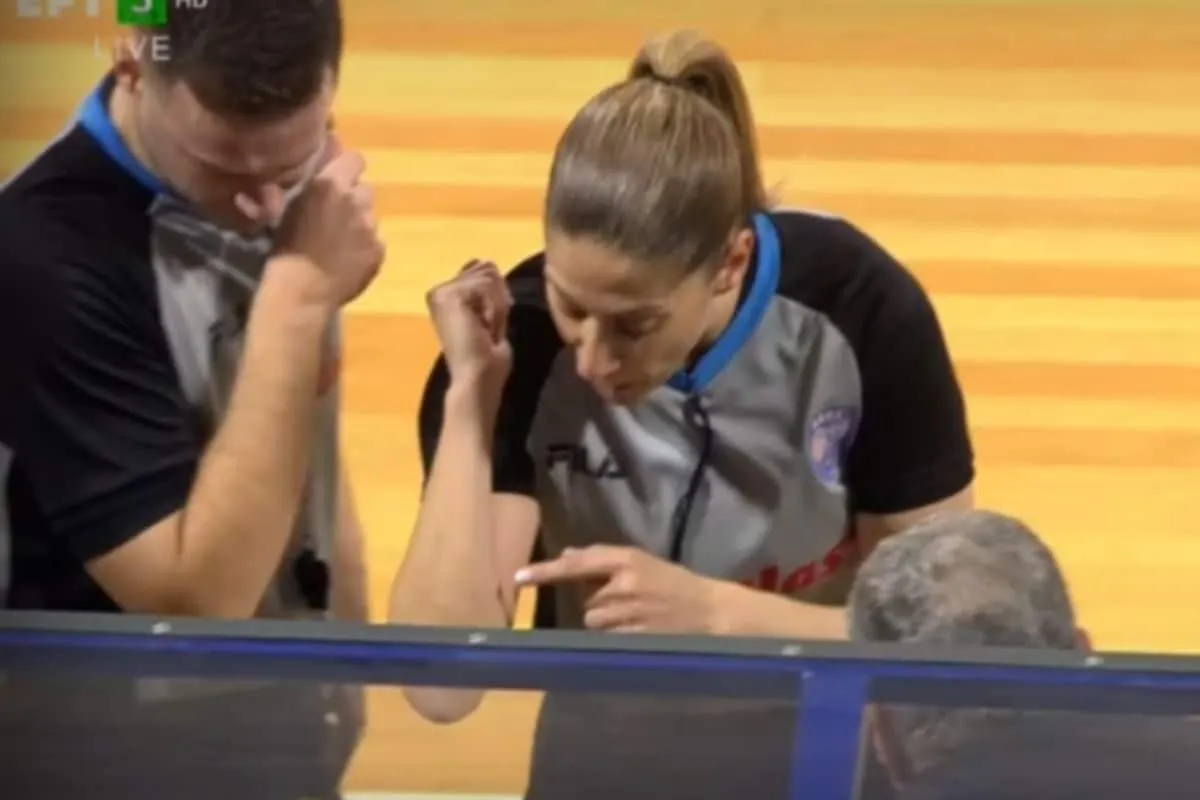 Une arbitre se fait cracher dessus : Scène presque ordinaire en Grèce