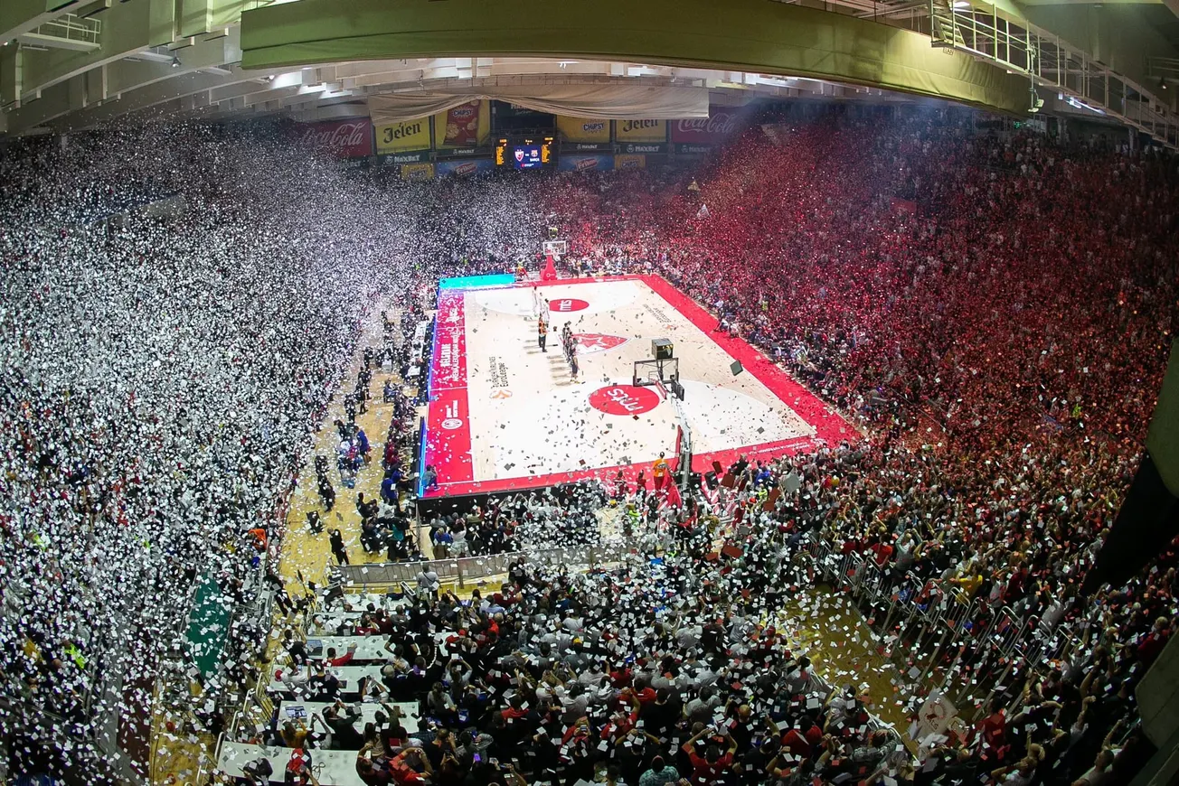 Vidéo : Une pluie de confettis s’est abattue sur le Pionir
