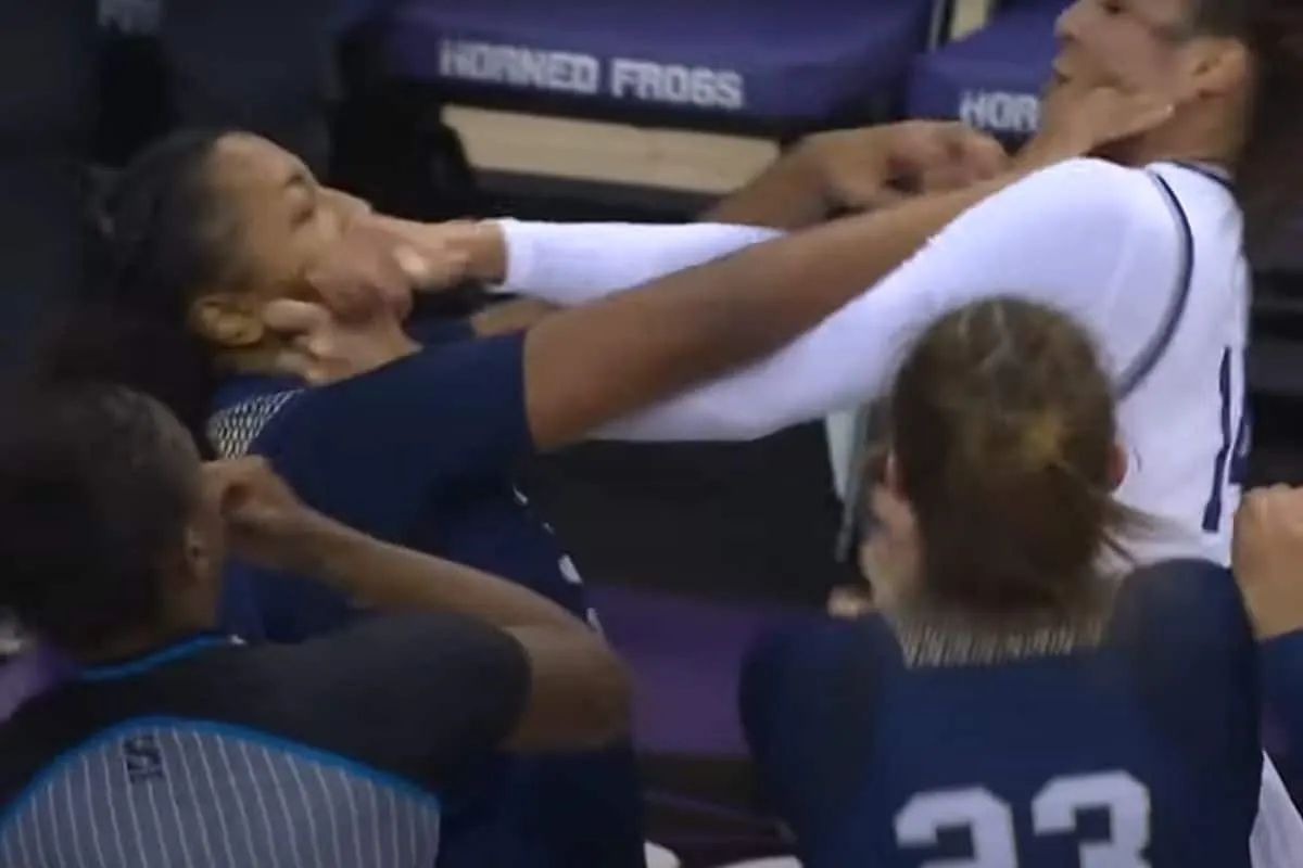 Vidéo : Une grosse bagarre entre filles en NCAA