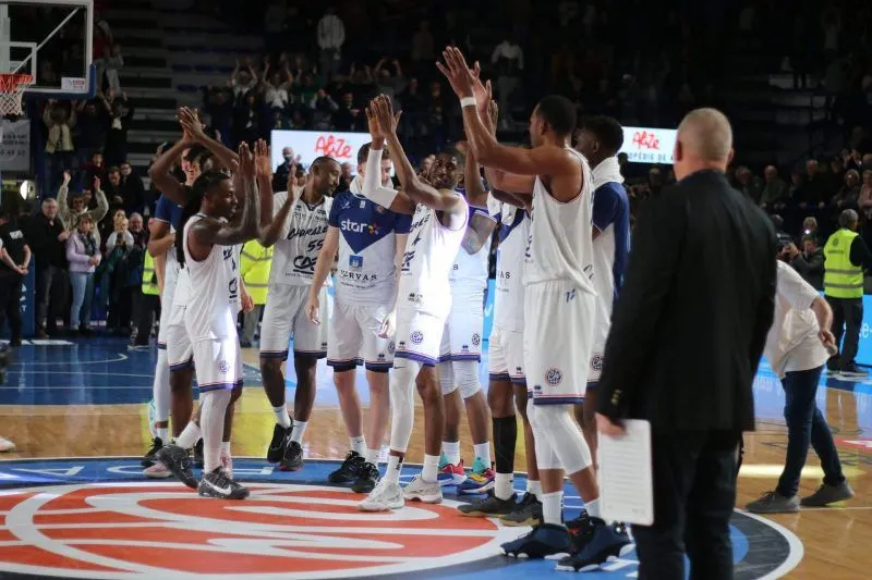 Vidéo : La victoire de la Chorale de Roanne sur Cholet Basket vue du bord du terrain