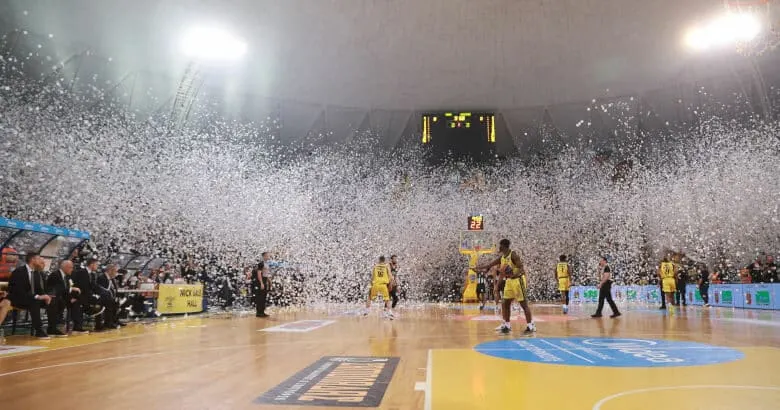 Vidéo : Une pluie de papiers pour célébrer l’entre-deux du derby de Salonique