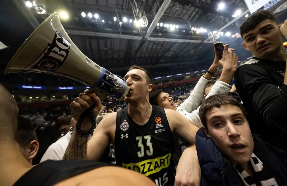 Joueur du Partizan, Danilo Anđušić a fait chanter aux fans une chanson anti-Etoile Rouge